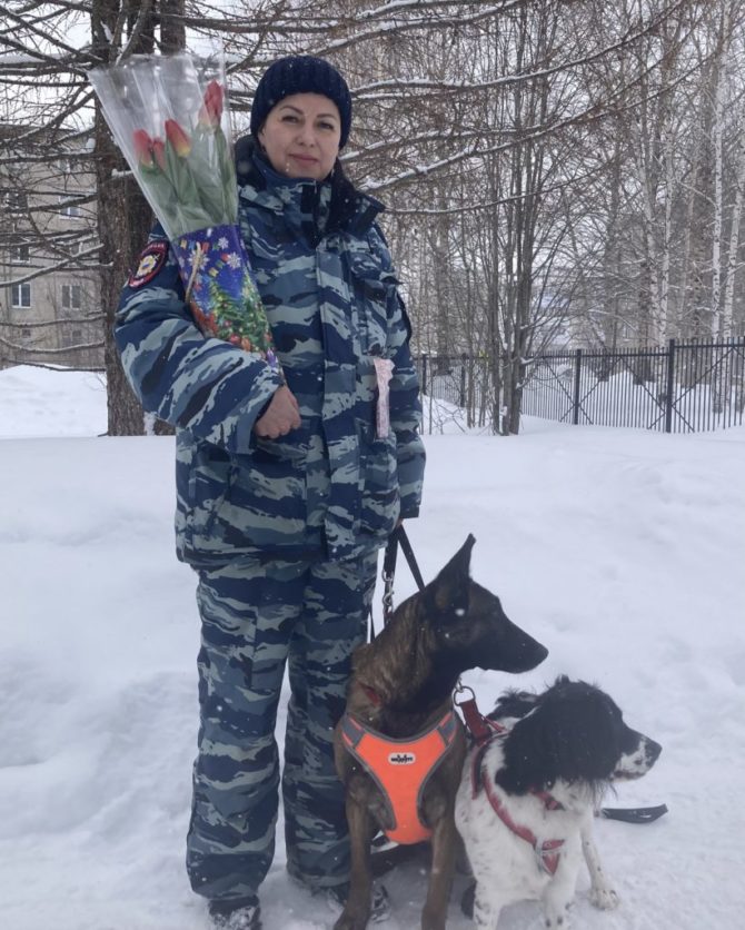 Полицейские Соликамска продолжают поздравлять прекрасных жительниц округа с праздником весны.